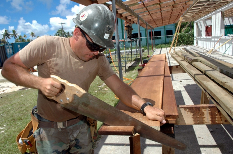 menuisier-BEAUSOLEIL-min_worker_construction_building_carpenter_male_job_build_helmet-893290